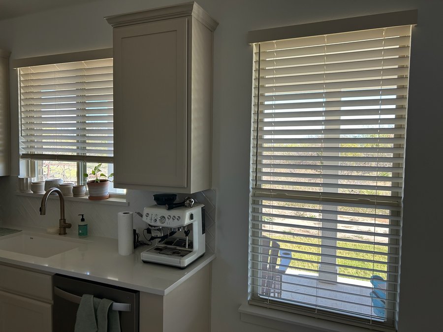 Cordless lift blinds that raise and lower smoothly by the bottom rail